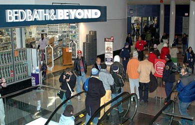 phot0t of Mall shoppers