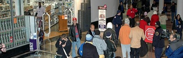 phot0t of Mall shoppers